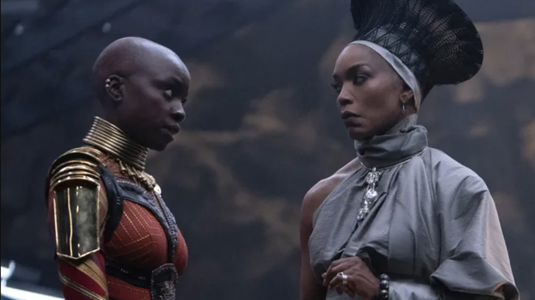 A Dora Milaje vorbește cu regina Ramonda în Black Panther: Wakanda Forever