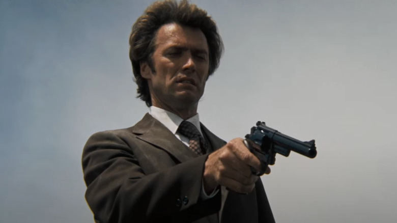 Harry Callahan de la Clint Eastwood își deține faimosul pistol Sith & Wesson în Dirty Harry