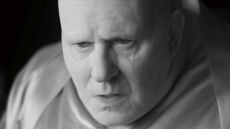 Baronul Harkonnen aplecându-se în timp ce urmărește lupta Feyd-Rautha în Dune: Partea a doua