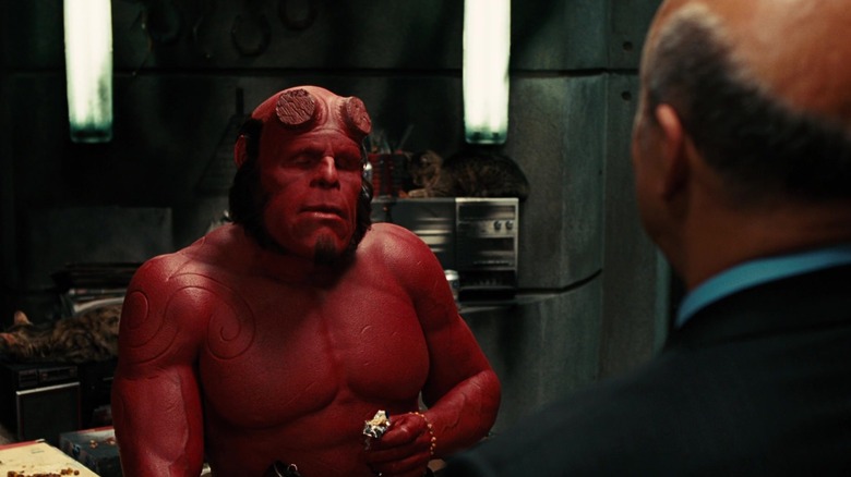 Hellboy -ul lui Ron Perlman vorbește cu Jeffrey Tambor ca Tom Manning în Hellboy II: Armata de Aur