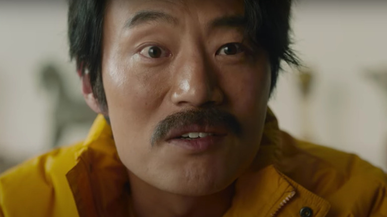 Soo-yeong-ul lui Lee Hee-Joon, purtând o haină galbenă în Bogotá: Orașul pierdut