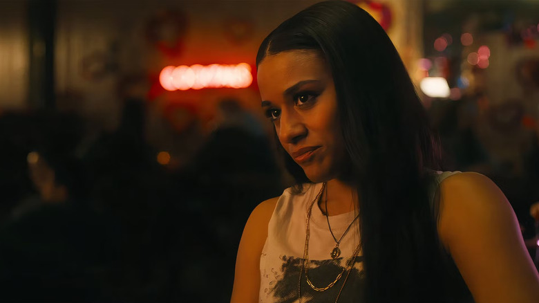 Rose, arătând smarmy în barul ei îndrăgostit, doare