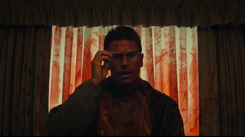 Theo James în timp ce Hal s -a stropit în sânge după o moarte cenușă la maimuță