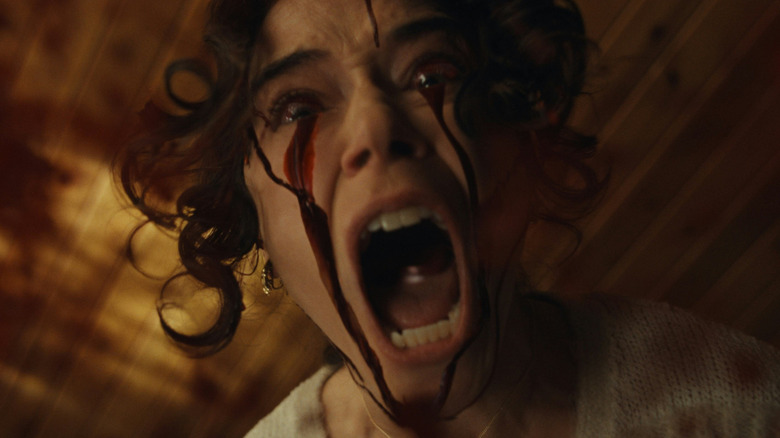 Tatiana Maslany în timp ce Lois urlând cu sânge ieșind din ochii ei în maimuță