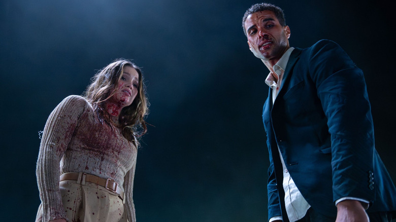 Ally și Jay stau acoperiți de sânge în ochii inimii