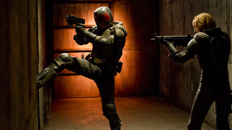 Judecătorul lui Karl Urban, Dredd și Olivia Thrilby, Anderson lovind într -o ușă în Dredd