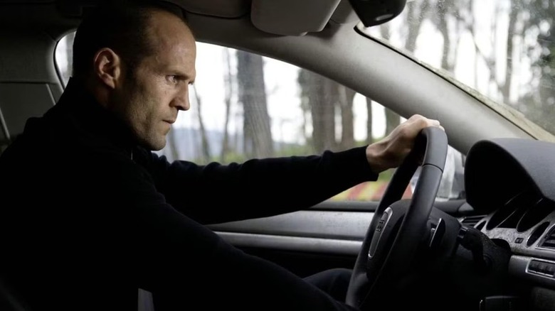 Jason Statham în rolul lui Frank Martin conducând spre destinația sa în transportor