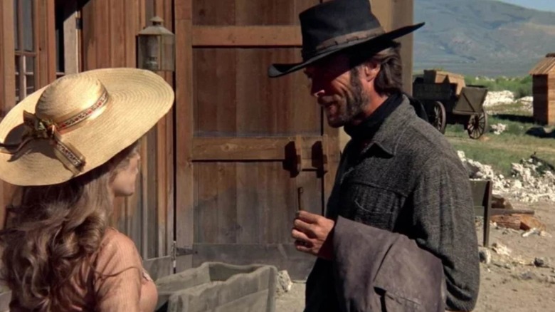 Străinul vorbind cu Callie