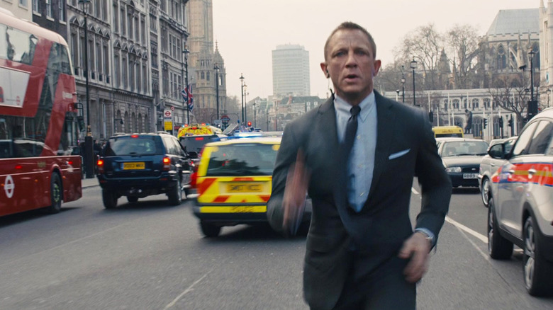 James Bond de la Daniel Craig parcurge străzile Londrei din Skyfall