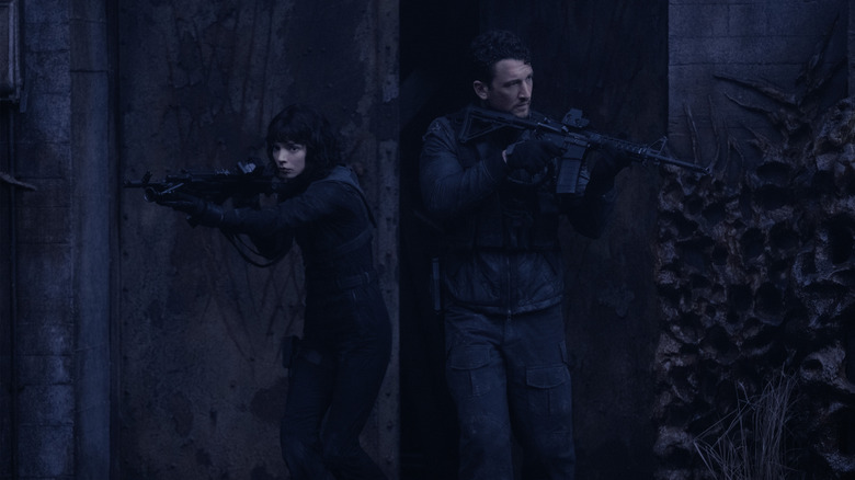 Anya Taylor-Joy ca Drasa și Miles Teller ca Levi care purta arme în defileu
