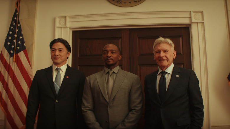 Takehiro Hira în calitate de prim -ministru japonez Ozaki, Anthony Mackie ca Sam Wilson și Harrison Ford ca Thaddeus Ross pozând pentru o fotografie la Casa Albă din Captain America: Brave New World