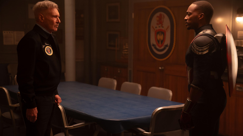 Harrison Ford în calitate de președinte Thaddeus Ross și Anthony Mackie în timp ce Sam Wilson se confruntă într -un moment încordat în căpitanul America: Brave New World