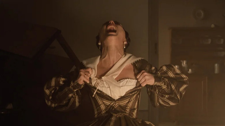 Ellen Hutter de la Lily-Rose Depp se ridică la hainele ei din Nosferatu