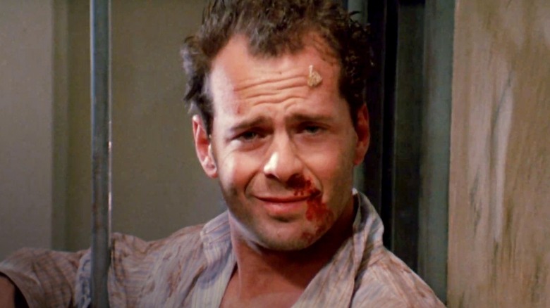 Walter pune o față fericită la o dată orbă