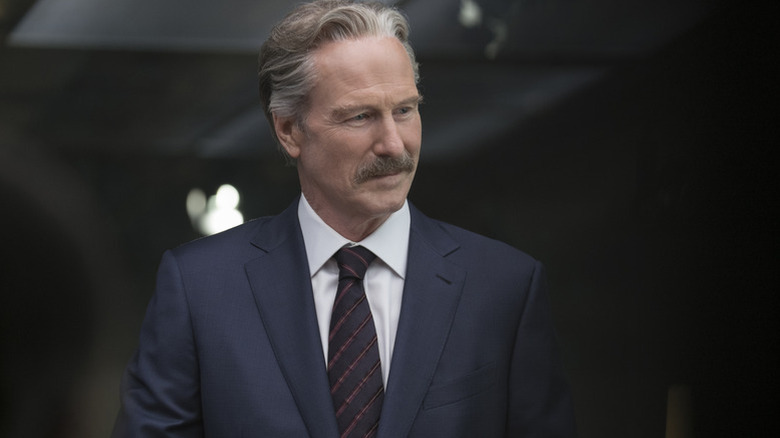 Thaddeus Thunderbolt Ross de la William Hurt purtând un costum în căpitanul America: Războiul Civil