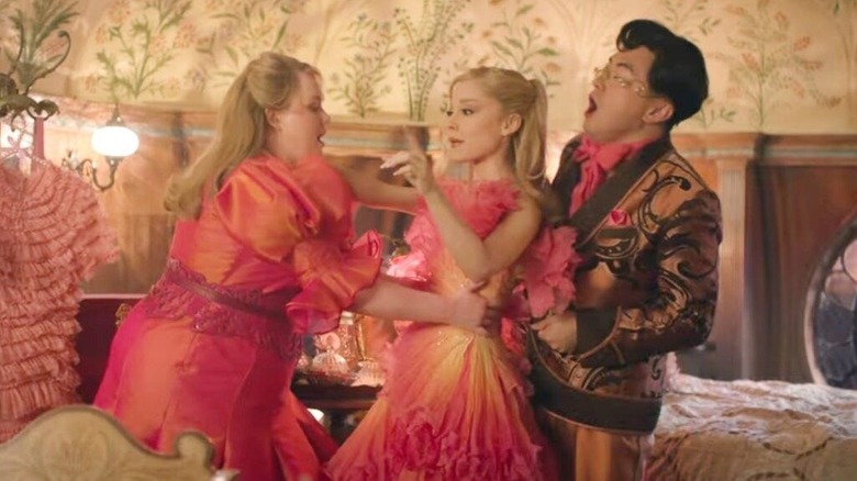 Shenshen și Pfannee ajutându -l pe Galinda să se îmbrace în rău