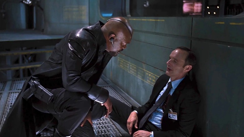 Samuel L. Jackson ca Nick Fury tinde spre un Clark Gregg rănit mortal ca Phil Coulson în The Avengers