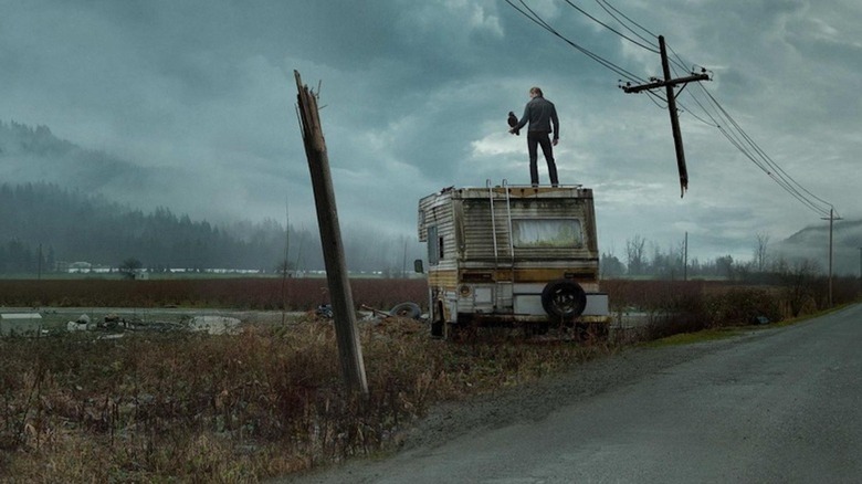 Alexander Skarsgård s -a cocoțat deasupra unei remorci cu un corb ca Randall Flagg în stand