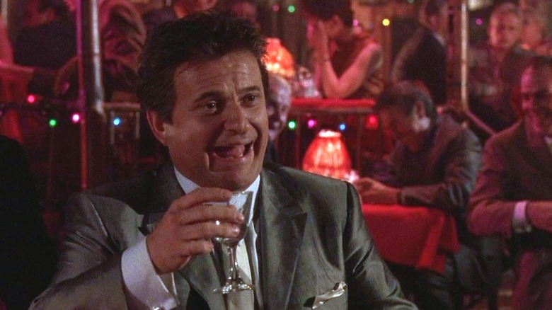 Tommy Devito a lui Joe Pesci râzând și ținând un pahar în Goodfellas