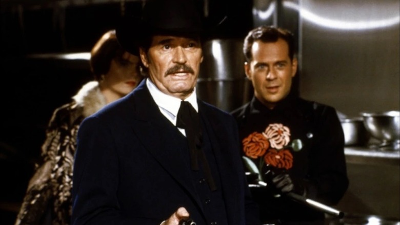 James Garner îi marchează pe un pistol ca Wyatt Earp ca un zâmbet Bruce Willis în timp ce Tom Mix arată în apusul soarelui