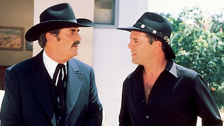 Bruce Willis ca Tom Mix schimbă cuvinte cu James Garner ca Wyatt Earp în apusul soarelui
