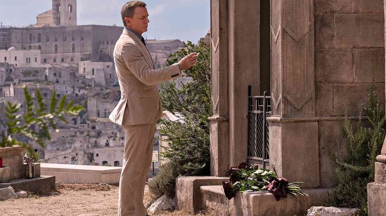 Daniel Craig în rolul lui James Bond stând lângă mormântul iubitului său Vesper Lynd în cel mai scurt timp să moară