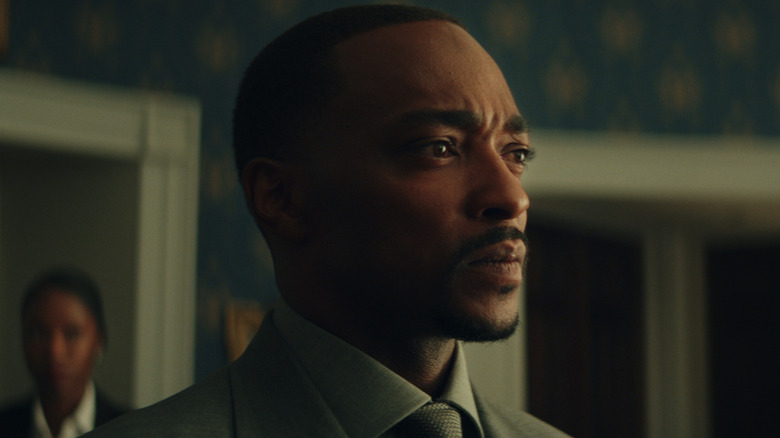 Sam Wilson arătând îngrijorat în timp ce purta un costum în Captain America: Brave New World