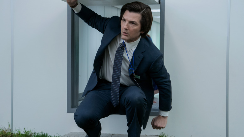 Adam Scott ieșind într -o trapă