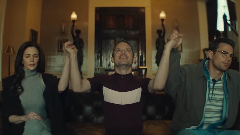 Mama lui Petey, Ted și Hal pe o canapea împreună