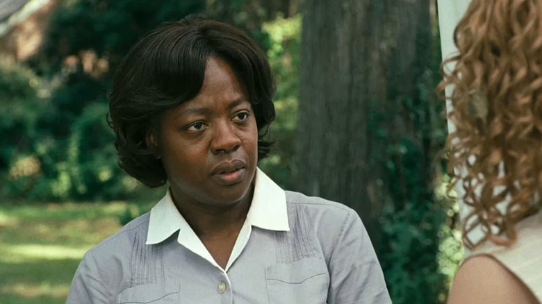 Aibileen privindu -l pe Skeeter în neîncredere în ajutor