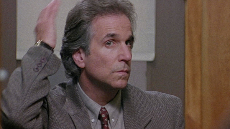 Henry Winkler în calitate de director Arthur Himbry își verifică părul în oglindă în Scream (1996)