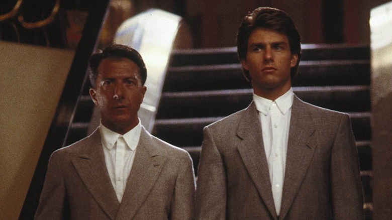 Dustin Hoffman și Tom Cruise în costume gri de la Rain Man