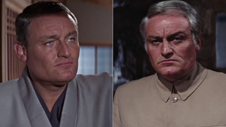 Charles Gray ca Dikko Henderson se află într -o ușă din tine trăiește doar de două ori, în timp ce clipește o privire amenințătoare ca blofeld în diamante sunt pentru totdeauna