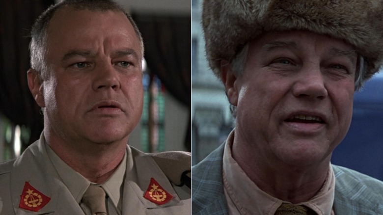 Joe Don Baker este ticălosul tăiat curat, Brad Whitaker, în farurile vii și se aruncă într-o șapcă de blană rusă din Goldeneye