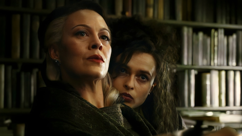 Bellatrix Lestrange aruncând o privire în spatele lui Narcissa Malfoy în Harry Potter și prințul pe jumătate de sânge
