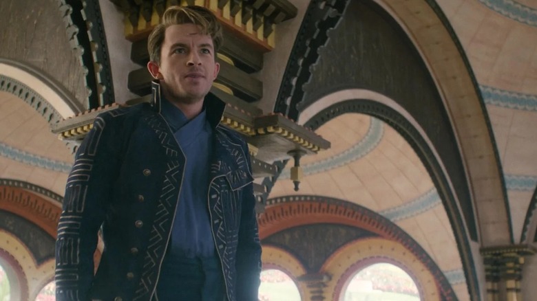 Fiyero -ul lui Jonathan Bailey, la Shiz Academy, se uită în afara ecranului în Wicked