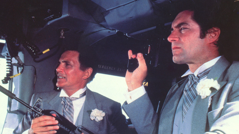 James Bond ținând o armă într -un elicopter