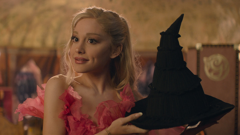 Glinda ținând pălăria lui Elphaba
