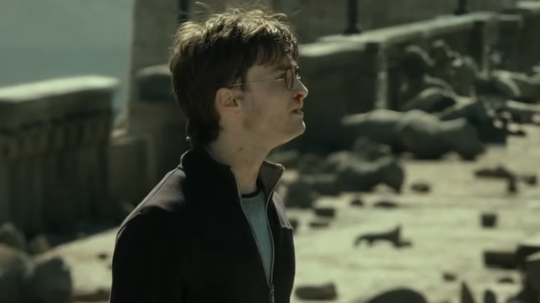 Deathly Hallows: Partea a 2-a, Harry post-bătălie arătând trist