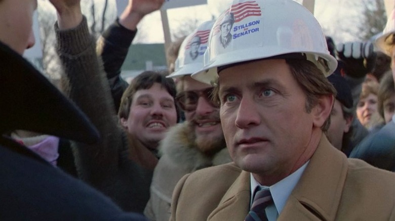 Zona moartă Greg Stillson dând mâna lui Johnny și arătând deranjat