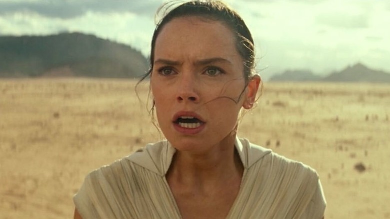 Rey a lui Daisy Ridley care se uită în groază în Star Wars: The Rise of Skywalker