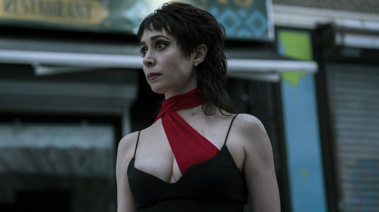 Sofia purtând o eșarfă roșie care se uită înainte în pinguin