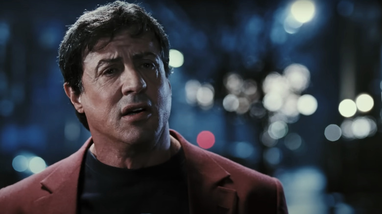 Rocky Balboa de la Sylvester Stallone stă în stradă vorbind în Rocky Balboa