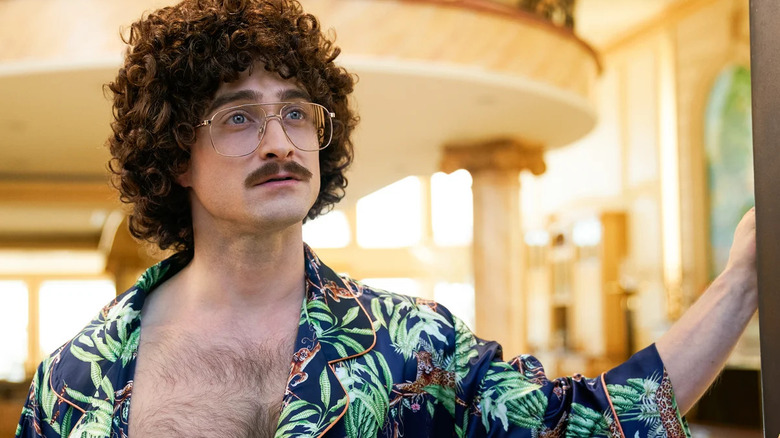 Ciudat al deschide o ușă cu cămașa deschisă în ciudat