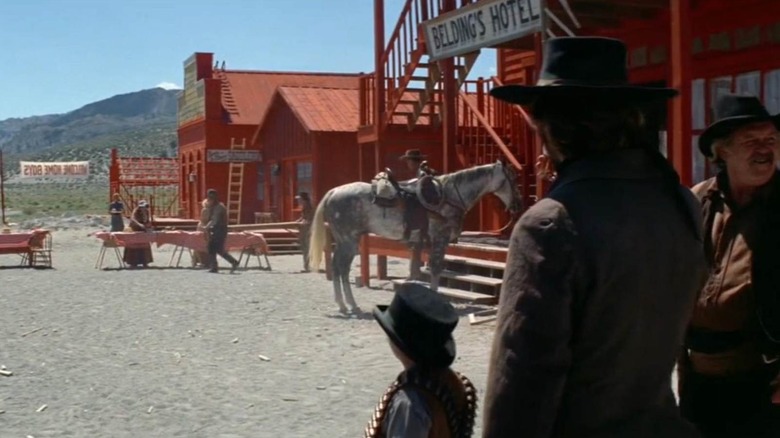 Străinul privind orașul