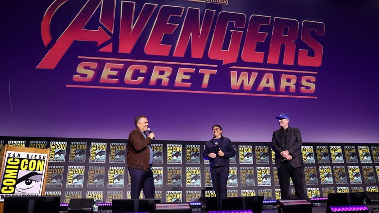 Joe Russo, Anthony Russo și Kevin Feige pe scenă la un eveniment special de benzi desenate care anunță Avengers: Secret Wars