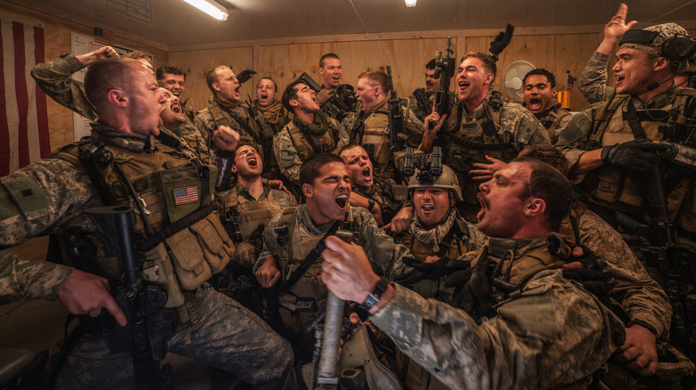 D'Alaraon Woon-a-tai ca Ray, va pălăria ca Erik, Noah Centineo în rolul lui Brian, Joseph Quinn ca Sam și restul distribuției de război împărtășind un moment ușor în cazarma lor