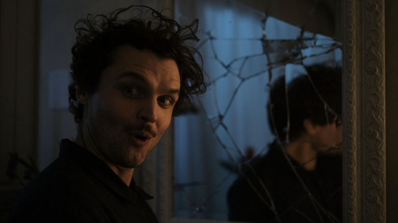 Paul chicotind la oglinda spartă în linia de frontieră