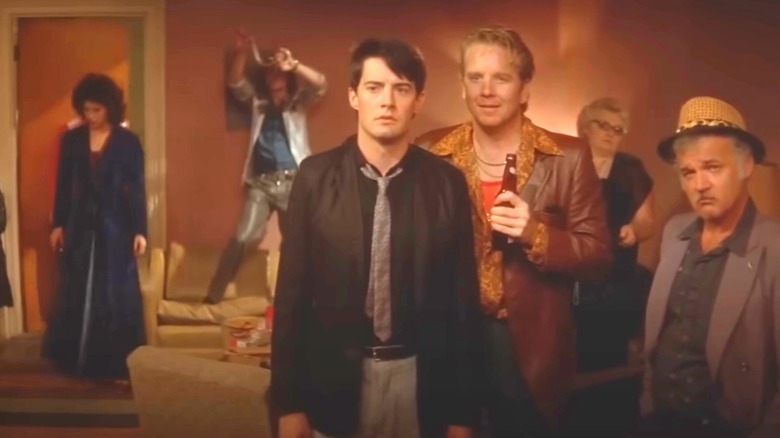 Blue Velvet, Jeffrey s -a blocat la o petrecere proastă cu prietenii lui Frank Booth, Dorothy este în spatele lui