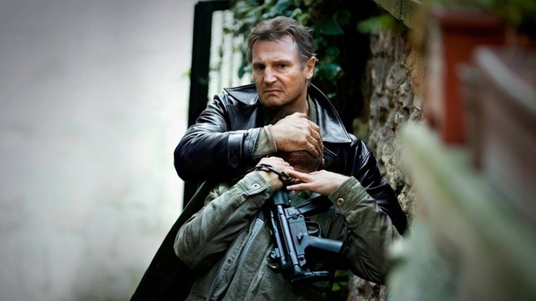Liam Neeson se pregătește să prindă gâtul unui tip rău ca Bryan Mills în Take 2